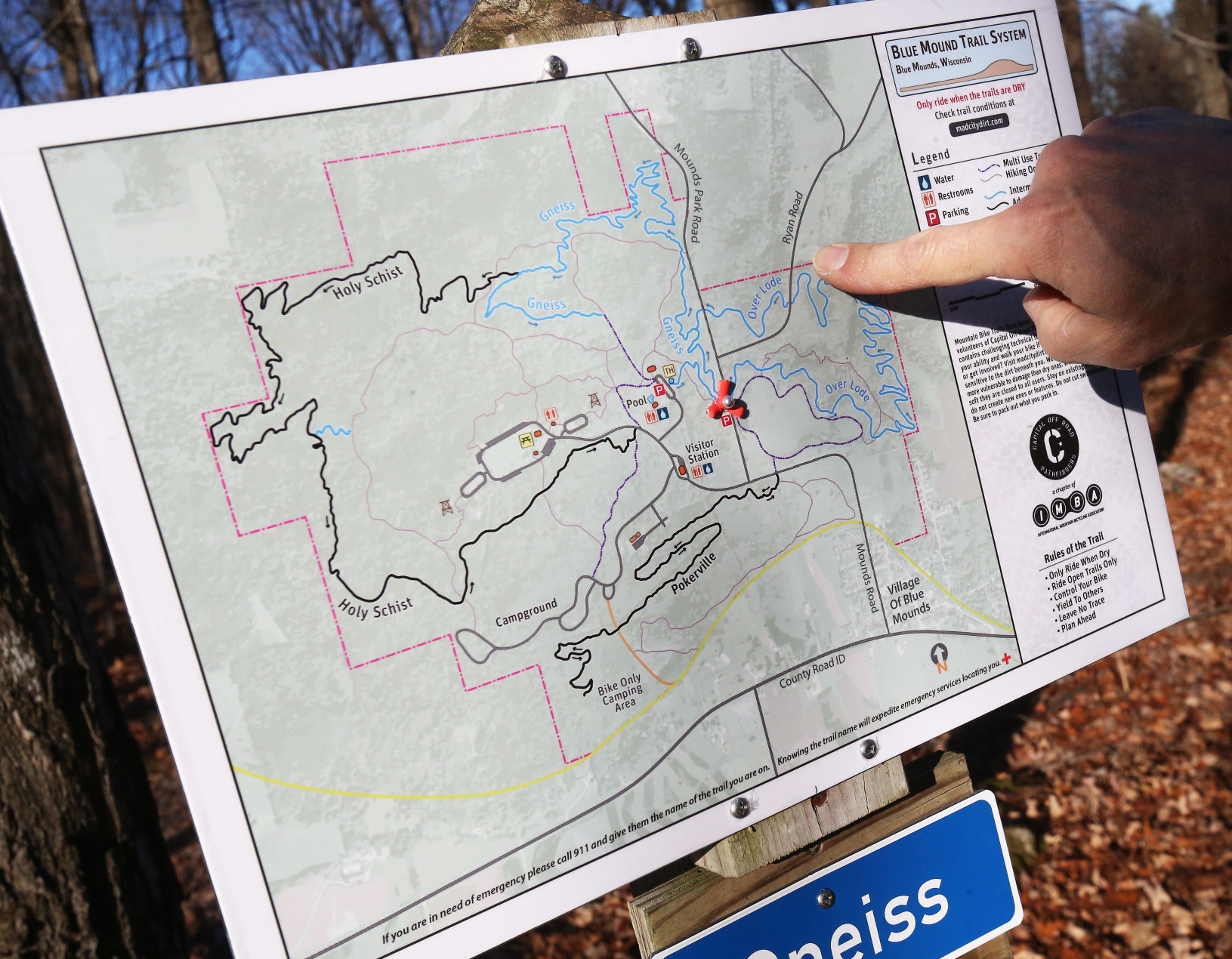 112218-wsj-news-trail-sign
